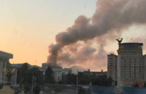 У Києві після атаки РФ загорілася урядова будівля, - Кличко